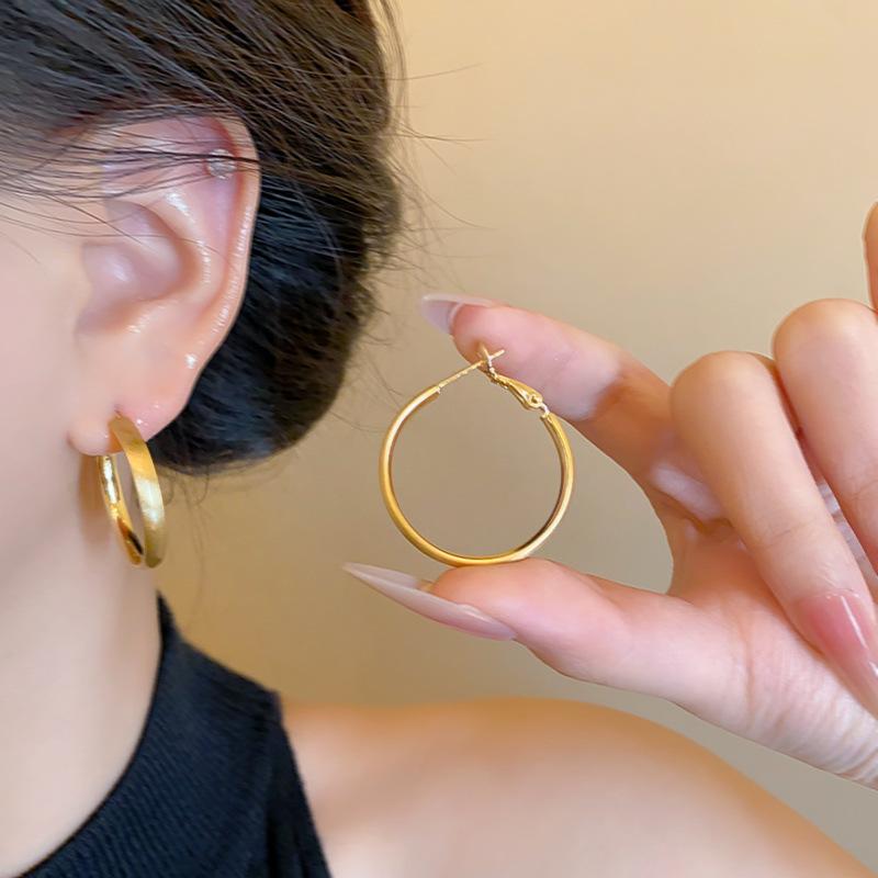INS-style Minimalist Silver Needle, Versatile Plain Ear Hoop, Light Luxury Metal Round Hoop Earrings, High-end Ear Jewelry