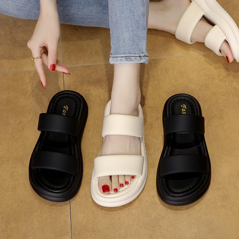 Cool tofflor med hög klack och tjock sula för damer, sommarens nya produkter är bekväma att bära, moderiktiga och exklusiva strandskor, tofflor med en rem