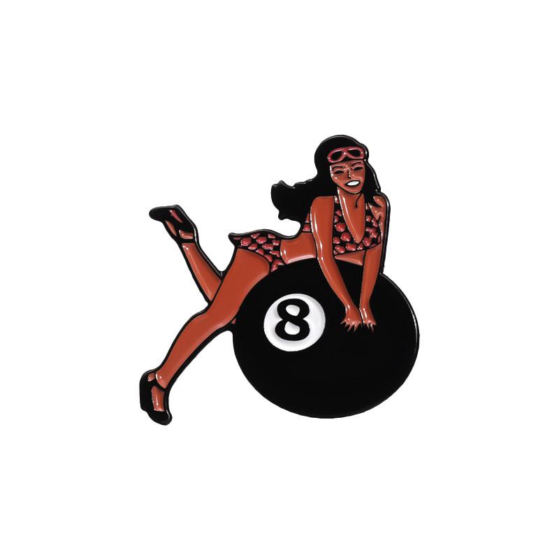 Stylowa metalowa broszka z czarną bilą 8, innowacyjna przypinka z kreskówkową postacią czaszki wiśniowej do modnych strojów