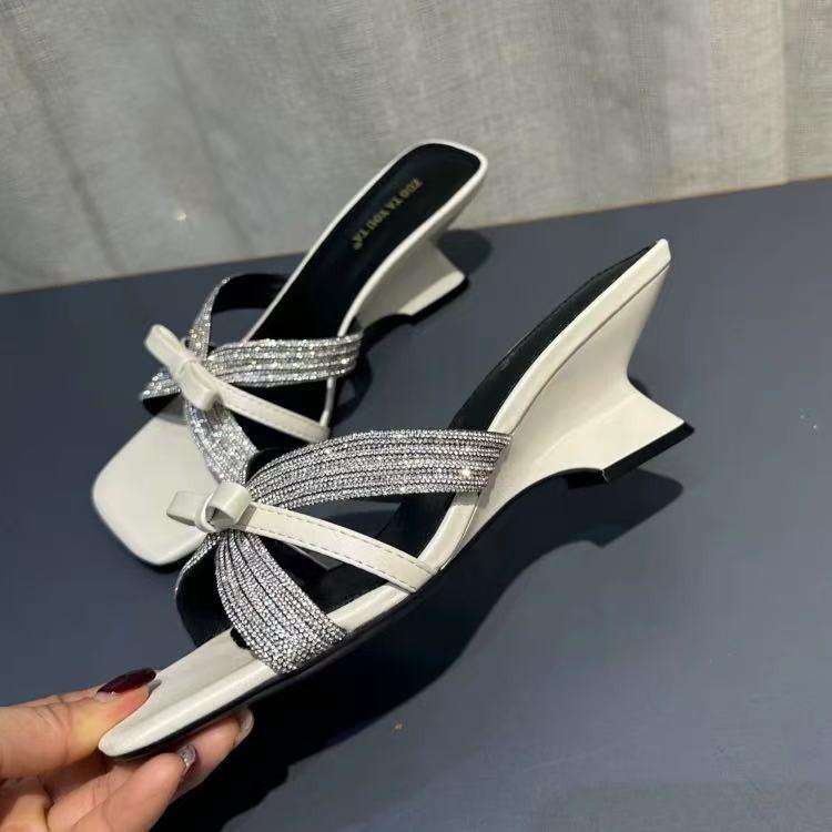 2025 summer new outer wear celebrity rhinestone open-toed slope heel cool slippers female niche design special-shaped heel