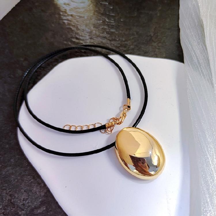 Modische Metall Oval Anhänger Halskette Damenmode Schlüsselbeinkette Schmuck Handgefertigt PU Lederkordel Halskette