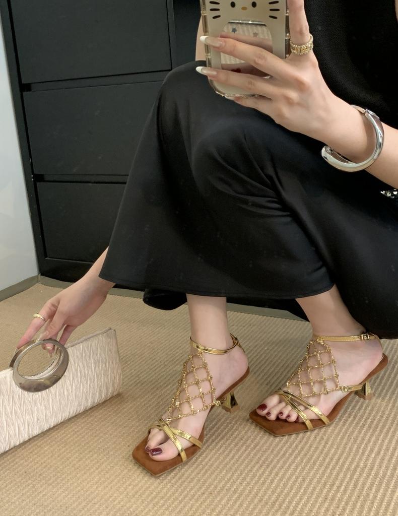 French sense black low heel thick heel toe sandals women's summer 2025 new chain word strap Roman shoes