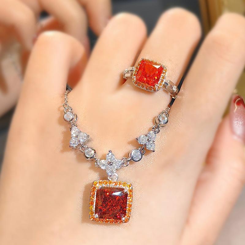 Französischer Leichter Luxus Importiertes Hochkarbon Diamant Chinesisches Rot Halskette Eingelegt mit Eisblumen Schliff Gelber Diamantring Quadratische Tasche Farbige Schatz-Set