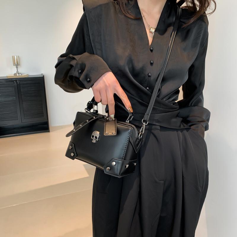 Street Style Crossbody Bag With Pu Material And Chain Stitching For Casual Wear
