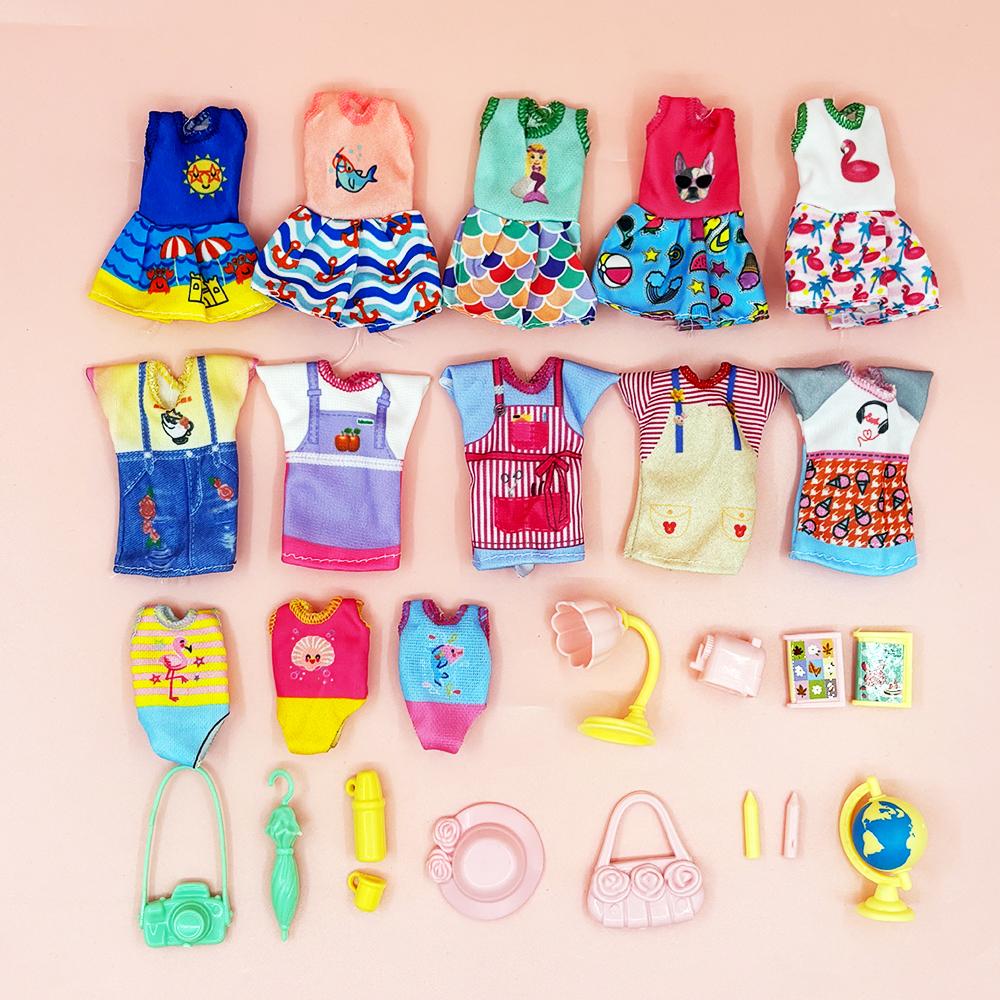 Set di 26 Vestiti alla Moda per Bambole da 5,5" - Include 5 Vestiti, 5 Vestiti T-shirt, 3 Costumi da Bagno e 13 Mini Accessori Giocattolo Regalo