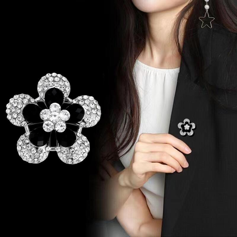 Elegant Rhinestone Flower Brooches for Women Fashion Clothing Pins Party Jewelry Accessory Gift