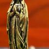 Mosazný přívěsek s figurkou Marie Mosazná figurka Marie Čistá měď Vintage figurka Panny Marie