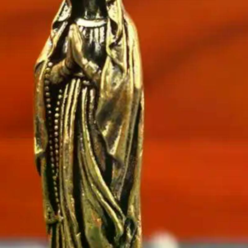 Mosazný přívěsek s figurkou Marie Mosazná figurka Marie Čistá měď Vintage figurka Panny Marie