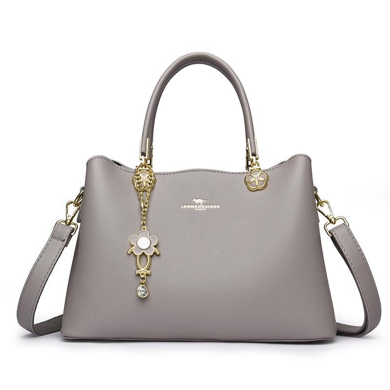 

Эта сумка большой вместимости — стильный, универсальный и нишевый подарок для женщин серый