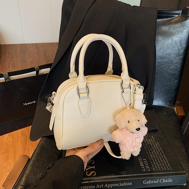 Premium portable small bag women's new fashion shoulder bag commuter messenger bag