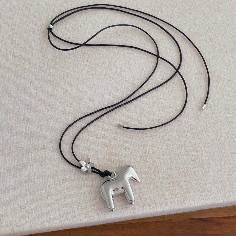 Elegant Horse And Floral Pendant Necklace Polished Metal Long Layering Chain Jewelry For Women Gift