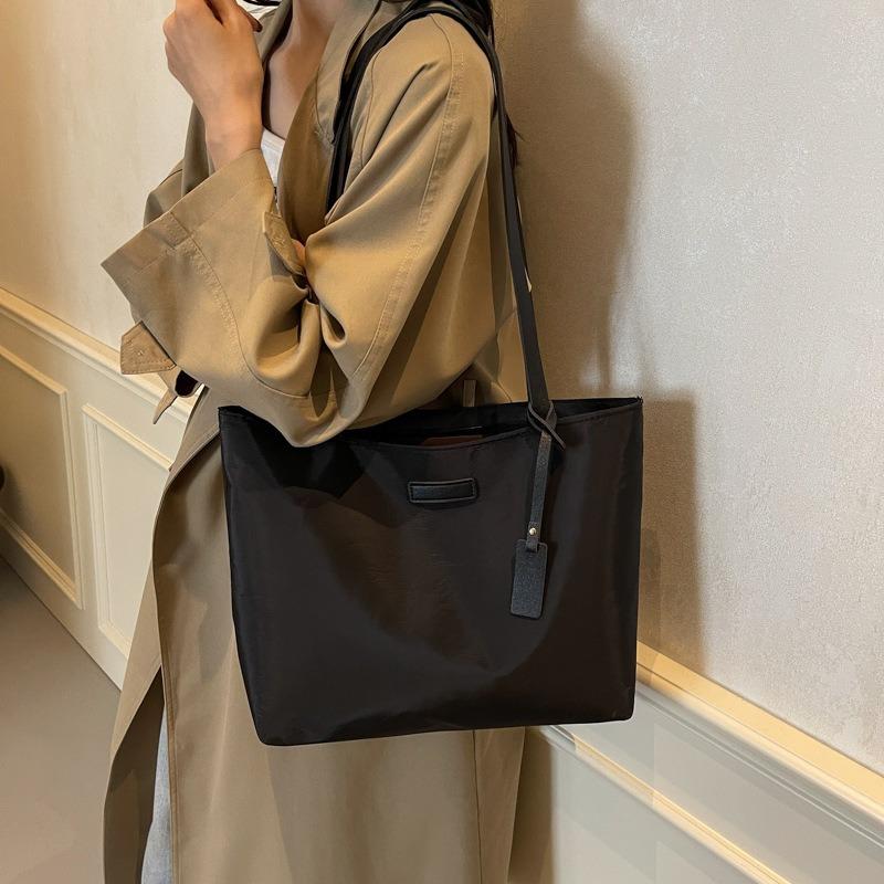 Women's Large Capacity Tote Bag Shoulder Bag with Zipper Closure, Durable Fabric & Carved Stitch Design for Work, Travel Spacious Minimalist Tote