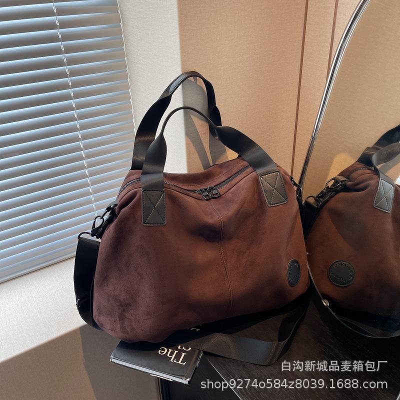

New Korean version trendy fashion travel bag large capacity sports fitness bag light portable shoulder messenger tote bag