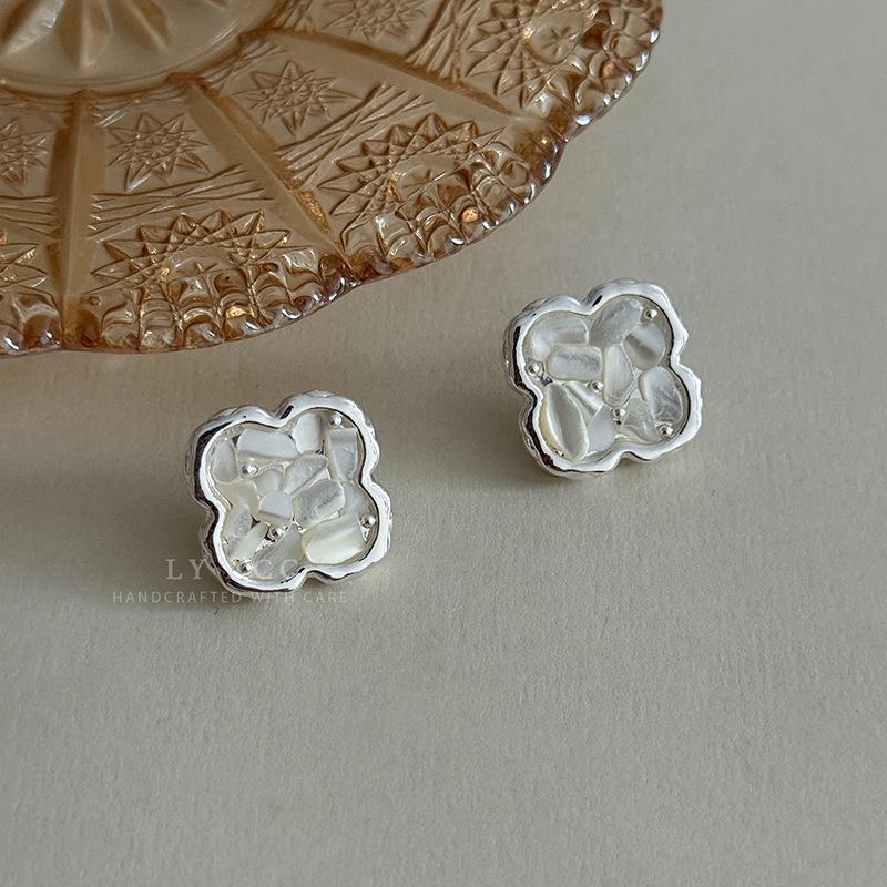 Silver Four-leaf Clover Butterfly Shell Earrings Niche Cold New Chinese Temperament Earrings Fashion Versatile High-end Earrings