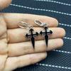 Boucles d'oreilles tendance rétro avec pendentif croix en alliage finition émail dégoulinant - Manchettes d'oreille hip-hop à la mode.