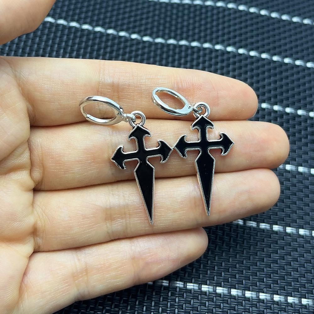 Boucles d'oreilles tendance rétro avec pendentif croix en alliage finition émail dégoulinant - Manchettes d'oreille hip-hop à la mode.