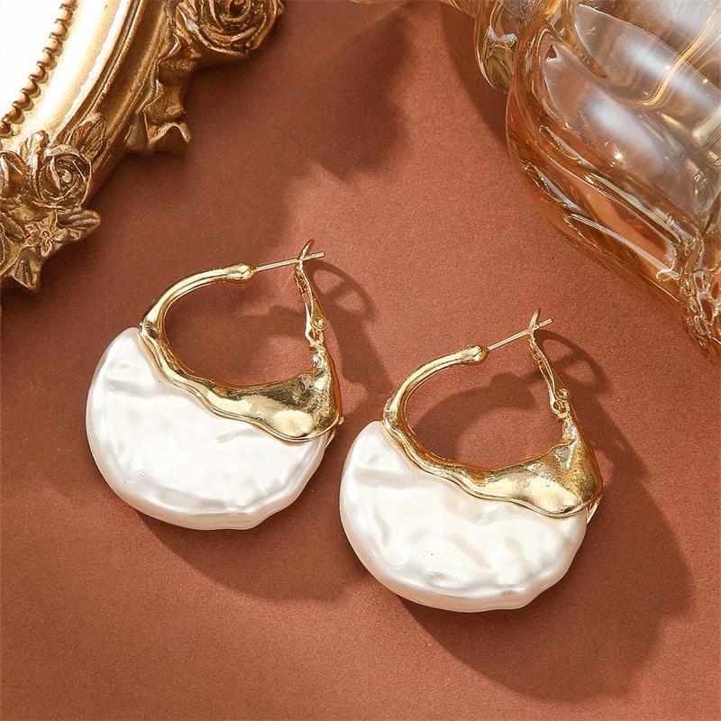 Retro and Simple Imitation Pearl Creative Earrings, Fashionable and Niche in Style, Geometric and High-end Ear Ornaments for Women.