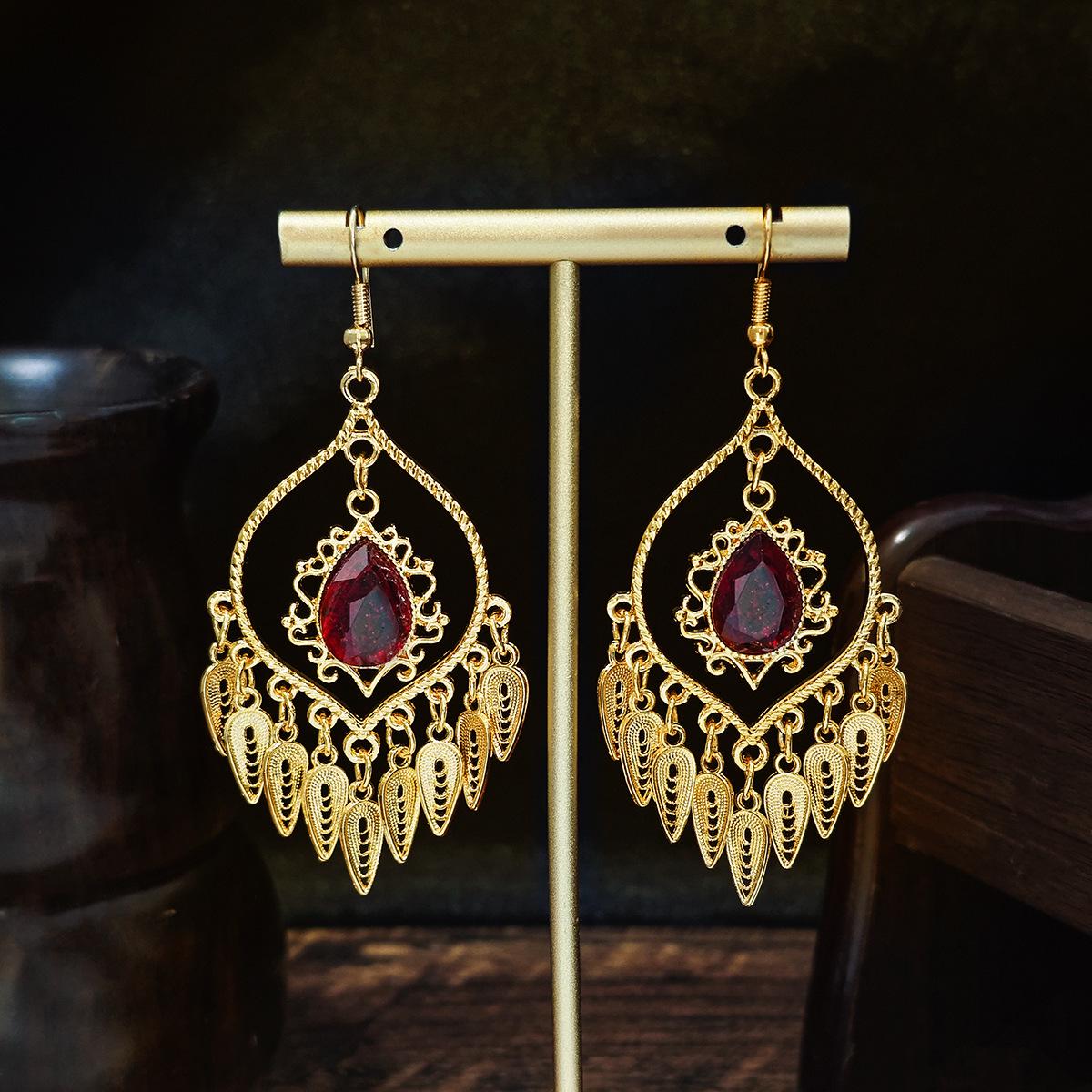 

Этнические серьги-кисточки с геометрическим узором и инкрустацией бриллиантами