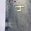 Jeans de Hombre de Denim Lavado y Rasgado con Parches y Bordados de Moda