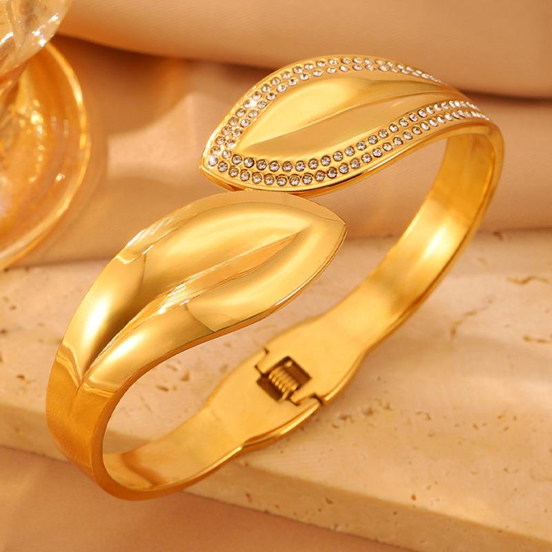 Open Vintage Leaf Wide Electric Bracelet