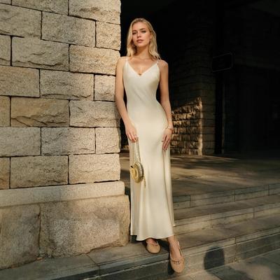 O rochie de damă la modă și elegantă cu decolteu în V și spate gol