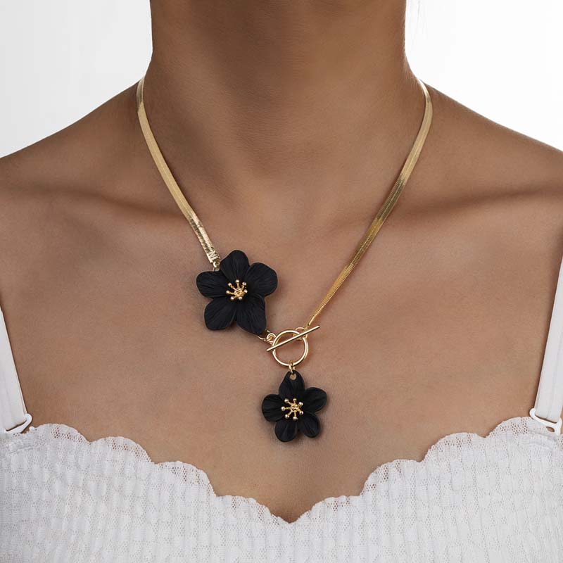Bohemian White Flower Flat Snake Bone Chain Pendant Necklace for Women Elegant Gold OT Chain Necklace Jewelry Holiday Gift