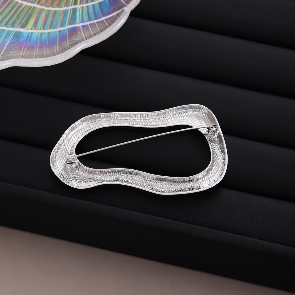 Elegant Irregular Oval Brooch: Minimalist Light Luxury for Autumn/Winter Women's Fashion