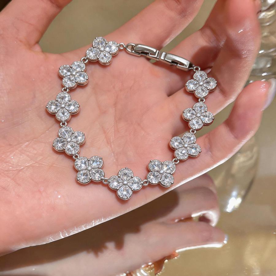Elegant Zircon Love Heart Flower Bracelet for Women: Fashionable & Versatile Hand Jewelry
