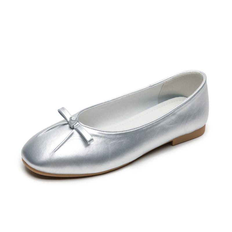 A Shallow-mouthed Single-shoe Girl Is Wearing Flat Soft-soled Grandma Shoes on One Foot