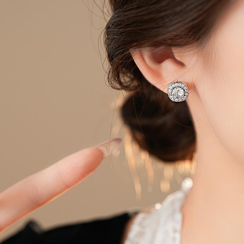 New Four Seasons  Classic Exquisite Copper Square Zircon Earrings Women Wear Versatile Jewelry 2024