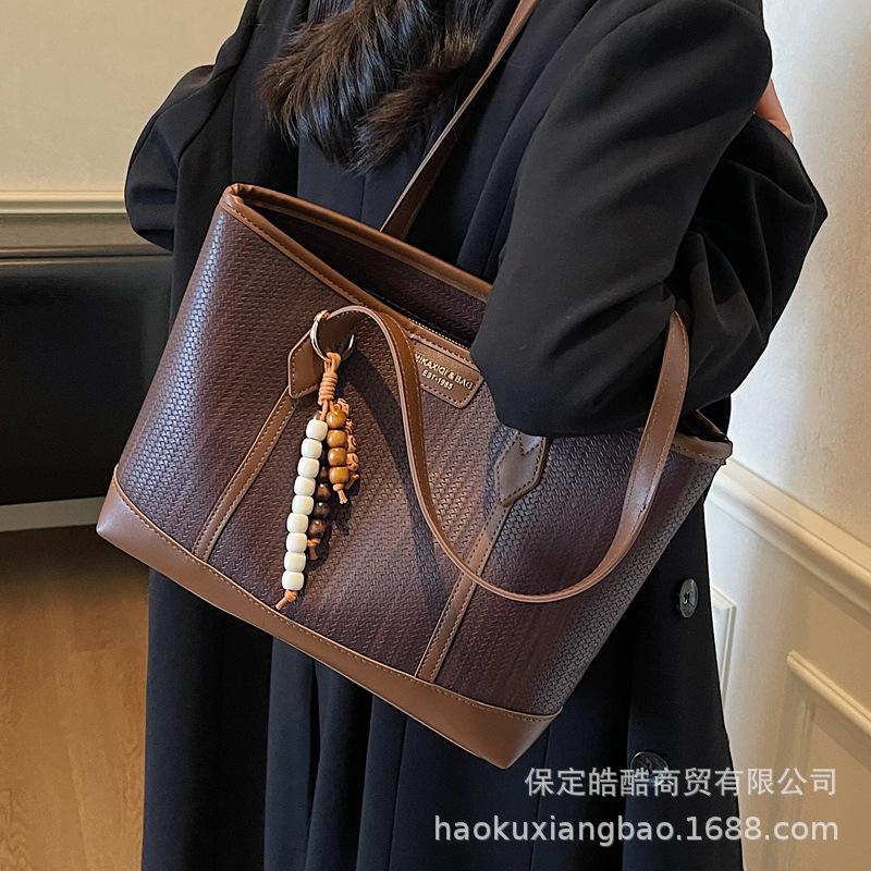 Retro large-capacity bag women's 2025 new niche high-end sense popular fashion shoulder bag commuter tote bag