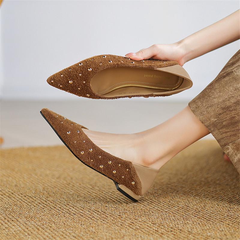 Mode Neue Frühling/Sommer Kuhveloursleder Damen Pumps Schuhe für Damen Mode Nieten Spitzzehen Slipper Schuhe Damen Niedrige Absätze Damenschuhe