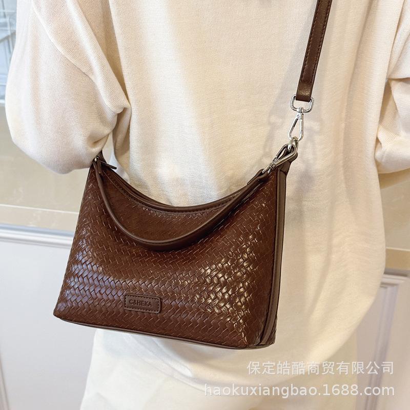 2025 new fashion woven handbag casual versatile high sense summer shoulder underarm bucket bag tote bag