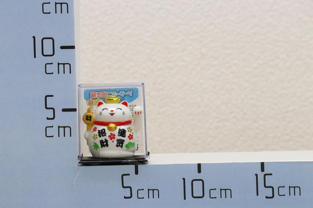 Castle Enterprises Mini Gesturing Cat Set of Bulk a Delightful Japanese Souvenir for Comes in a Clear Case Maneki-neko [Maul] (White) Solar-Powered,