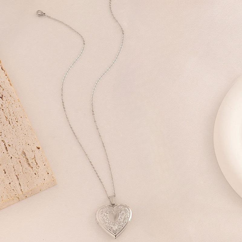 Titanium Steel Minimalist High-end Necklace for Women. Stainless Steel Embossed Heart-shaped Frame Box Necklace. steel color