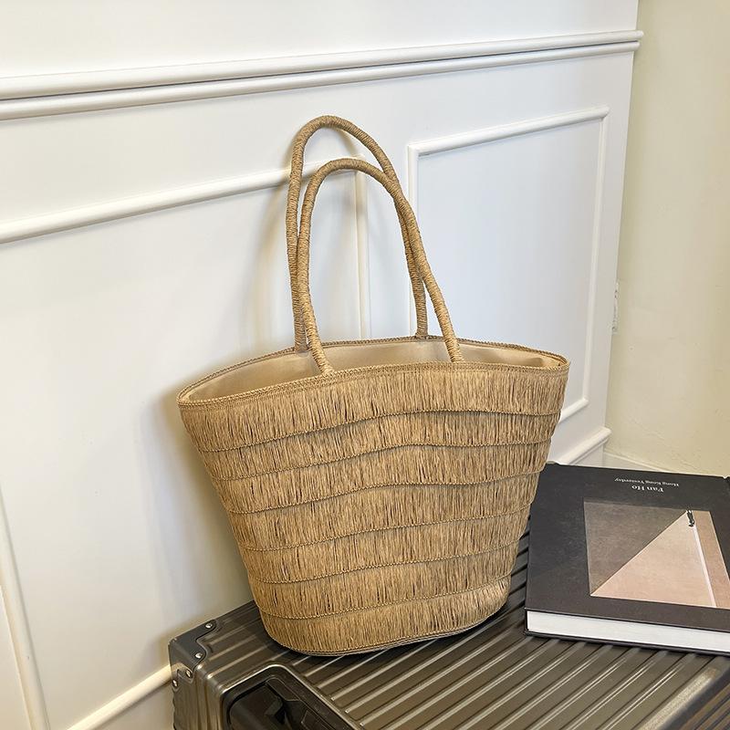 Summer pastoral straw woven bag women s 2025 new fashionable large-capacity fringed woven bag shoulder vegetable basket bag