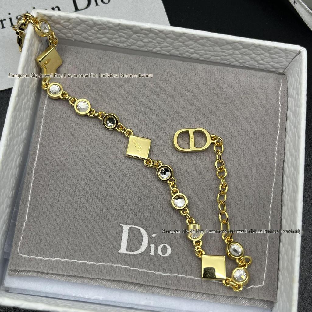 Trendiges Damen-Armband aus Kette mit vollständiger Diamant-Intarsie und CD-Anhänger