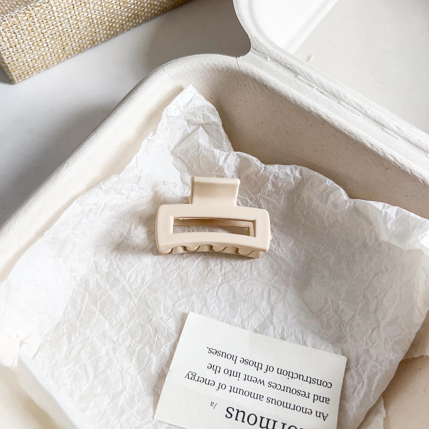 

Универсальная заколка для волос в виде акулы с матовым цветочным узором для хвостиков и полузавязанных причесок PS