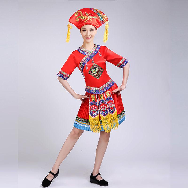Guangxi 3. března Zhuangský ženský festivalový taneční kostým