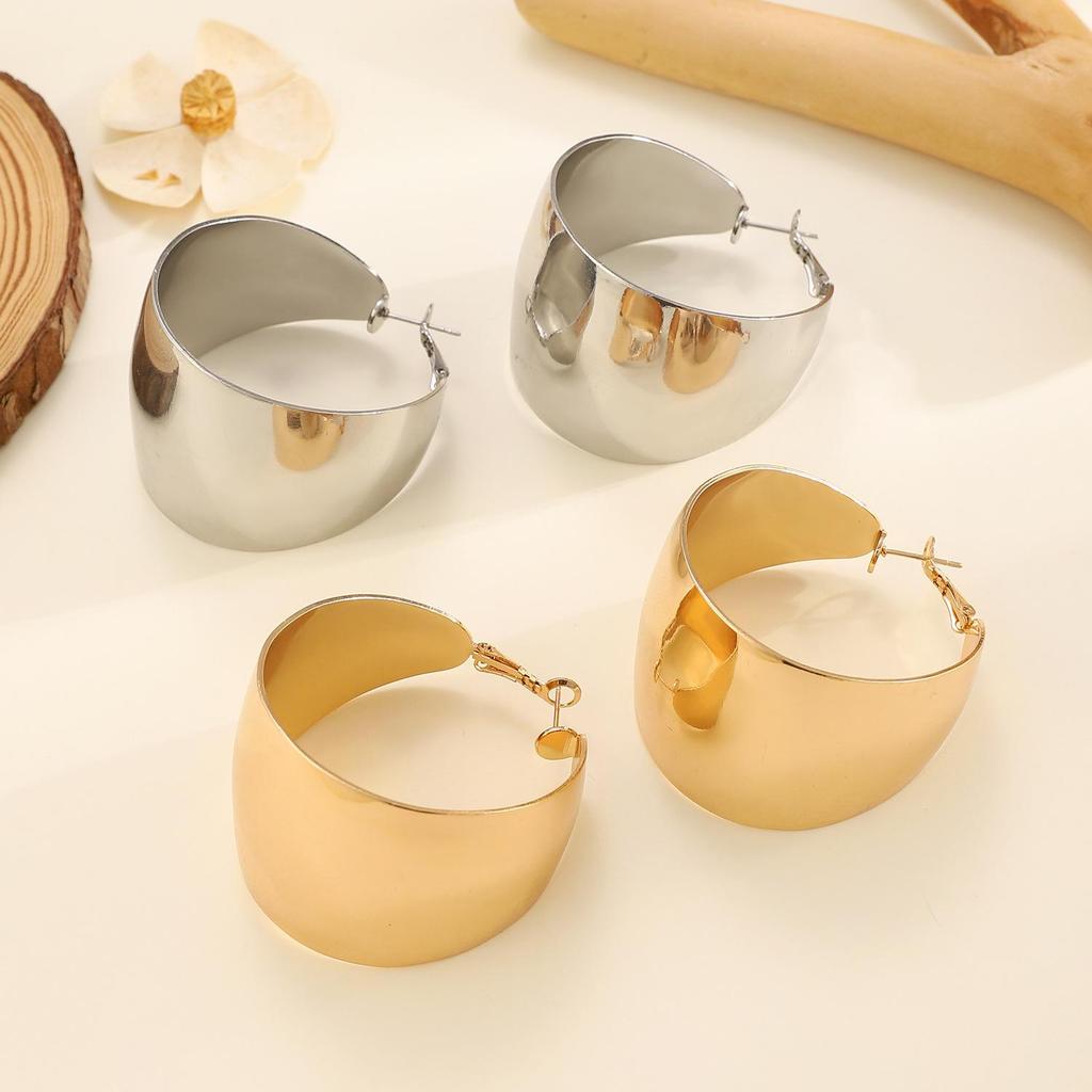Elegant Gold Glossy C-shaped Geometric Stud Earrings