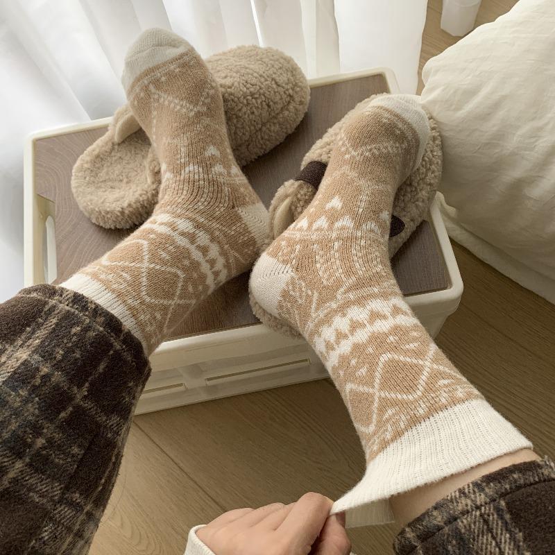 5pairs Women's Warm Winter Socks - British Style Rhombus Pattern Mid-Calf Cold-Proof Socks, Multiple Colors Available, Soft and Comfortable Fabric