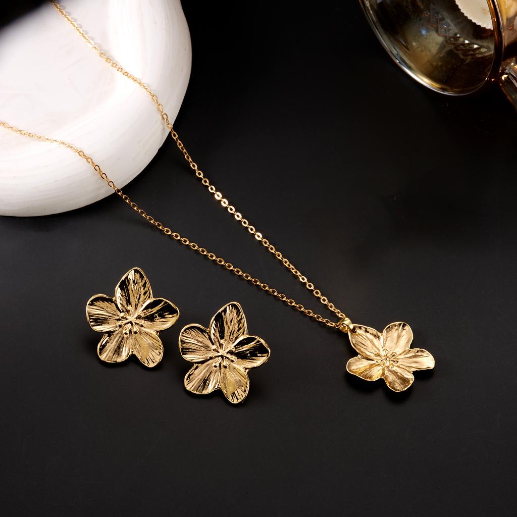 Vintage Exaggerated Metal Big Flower Pendant Necklace for Women Gold Color Geometric Texture Floral Choker Party Jewelry Gifts