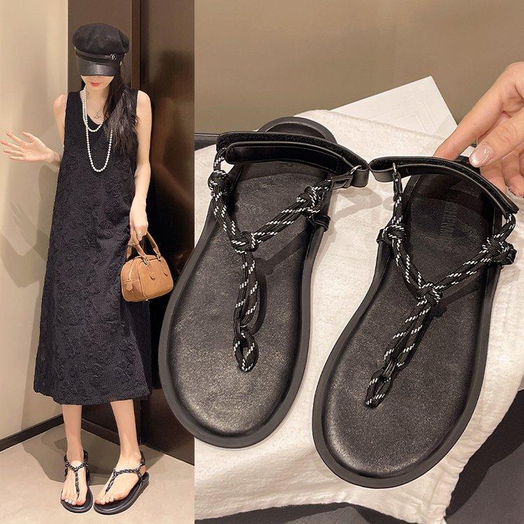 Niche flat-bottomed French toe sandals fairy shoes 2025 new spring black retro with skirt Roman shoes