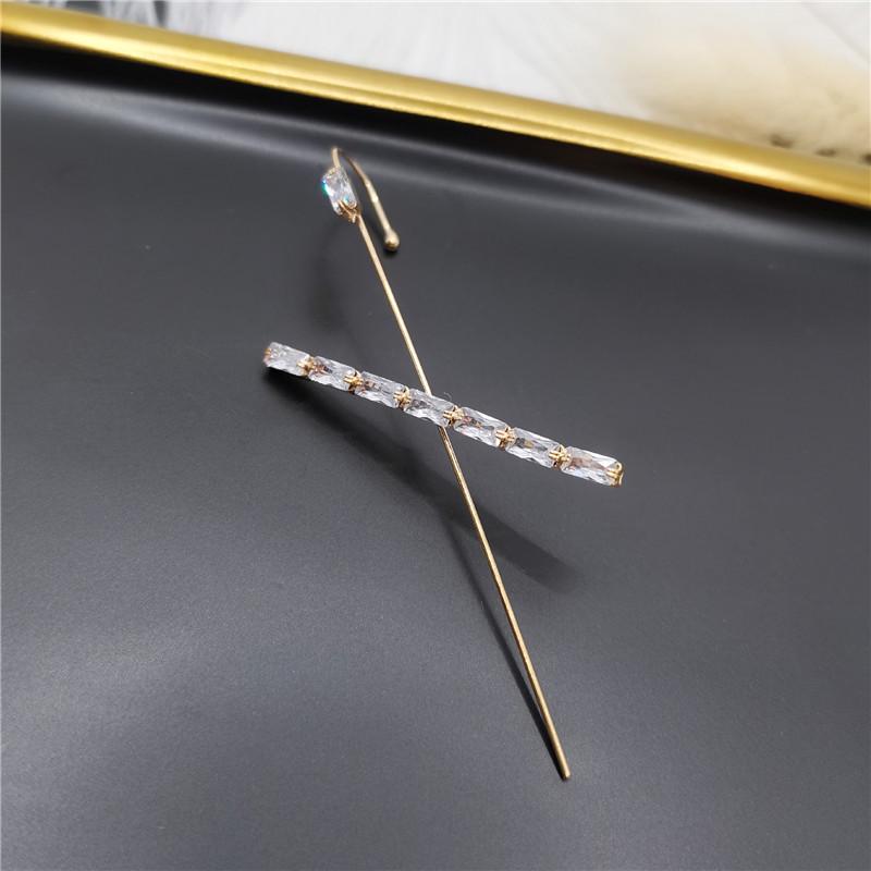 Modny Piercing Haczyk na Ucho z Cyrkonią z Klipsem na Małżowinę Uszną i Diagonalnym Designem Kości Ucha dla Kobiet