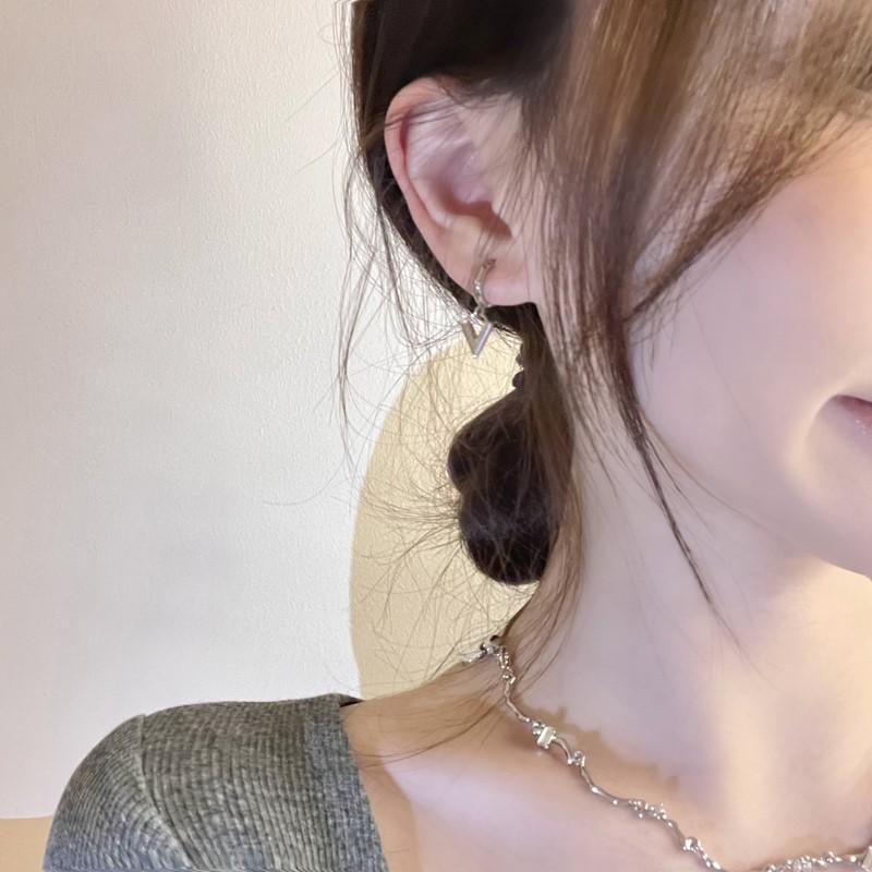 

Niche S925 Silver Needle Korean Style Stylish Earrings - Simple Design, Small V, Unique Ear Jewelry
