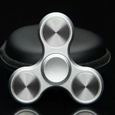 Kinder Metall Kreisel Drei-Blatt Fingerdruck Kreisel Spielzeug EDC Autismus ADHS Finger Kreisel Metalllager Dekompression Weihnachtsgeschenk