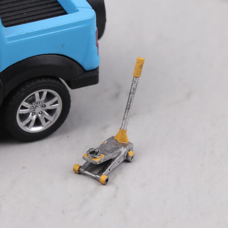 1/64 Scale Car Lifting Jack Model Modification Garage Repair Accessories Scene Collocation Miniature Sculpture Display