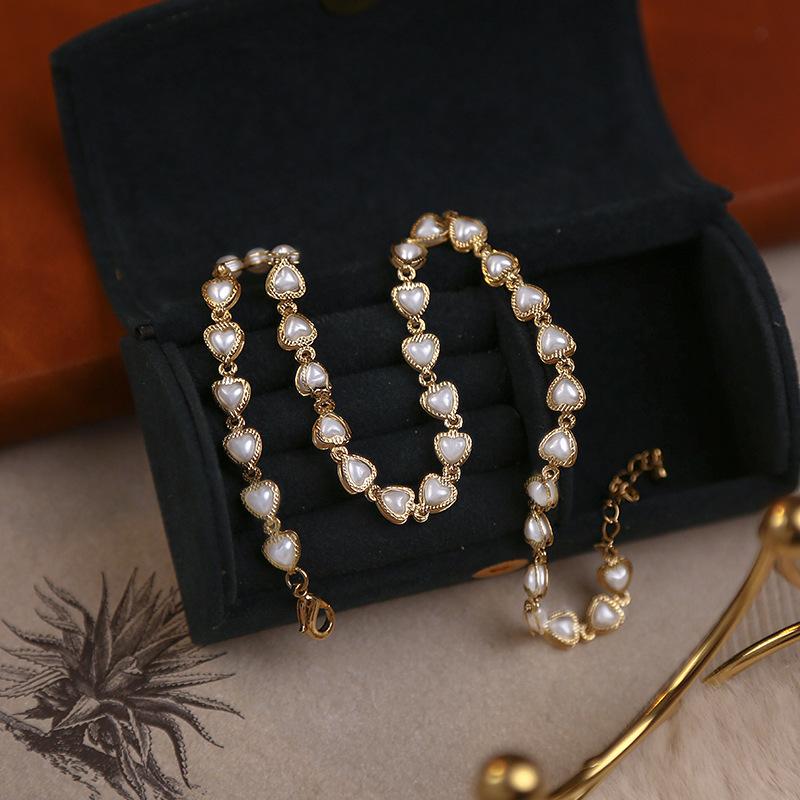 One-Piece Love Pearl Inlaid Necklace, Simple Cold Wind Design Necklace, Heart-Shaped Pearl Splicing Retro Collar