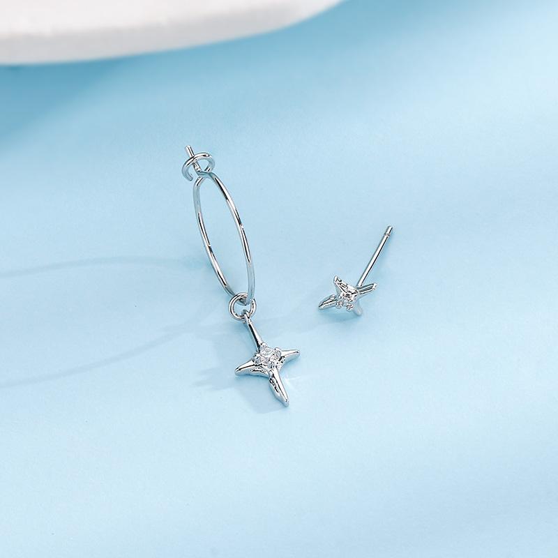 Single Diamond Star Earrings, The Star Has The Same Small Asymmetrical Tetragonal Star Earrings, Sweet And Cool Personalized Earrings.