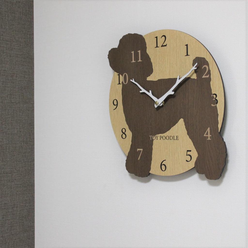 Kahverengi bir oyuncak kaniş içeren şık ahşap duvar saati. Bu sessiz, analog duvar saati yatak odaları, evler veya herhangi bir oda için mükemmeldir.